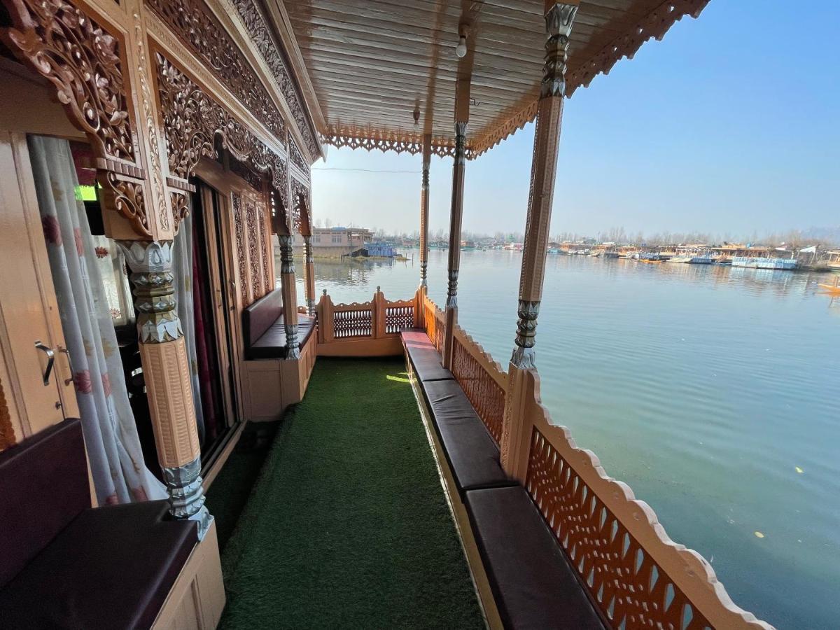 Floating Young Gulshan Houseboat Srīnagar Exterior foto