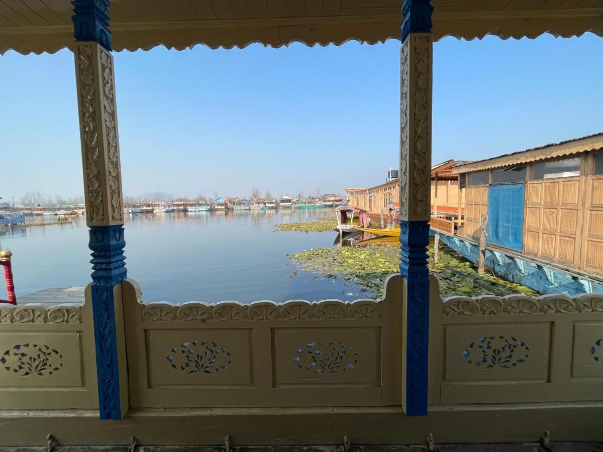 Floating Young Gulshan Houseboat Srīnagar Exterior foto